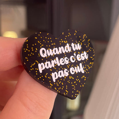 [CONTRÔLE TECHNIQUE] Broche "Quand tu parles c'est pas ouf" en acrylique noire à paillettes dorées
