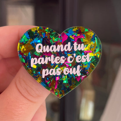 [CONTRÔLE TECHNIQUE] Broche "Quand tu parles c'est pas ouf" en acrylique transparente à gros confettis verts, roses, jaunes et bleus
