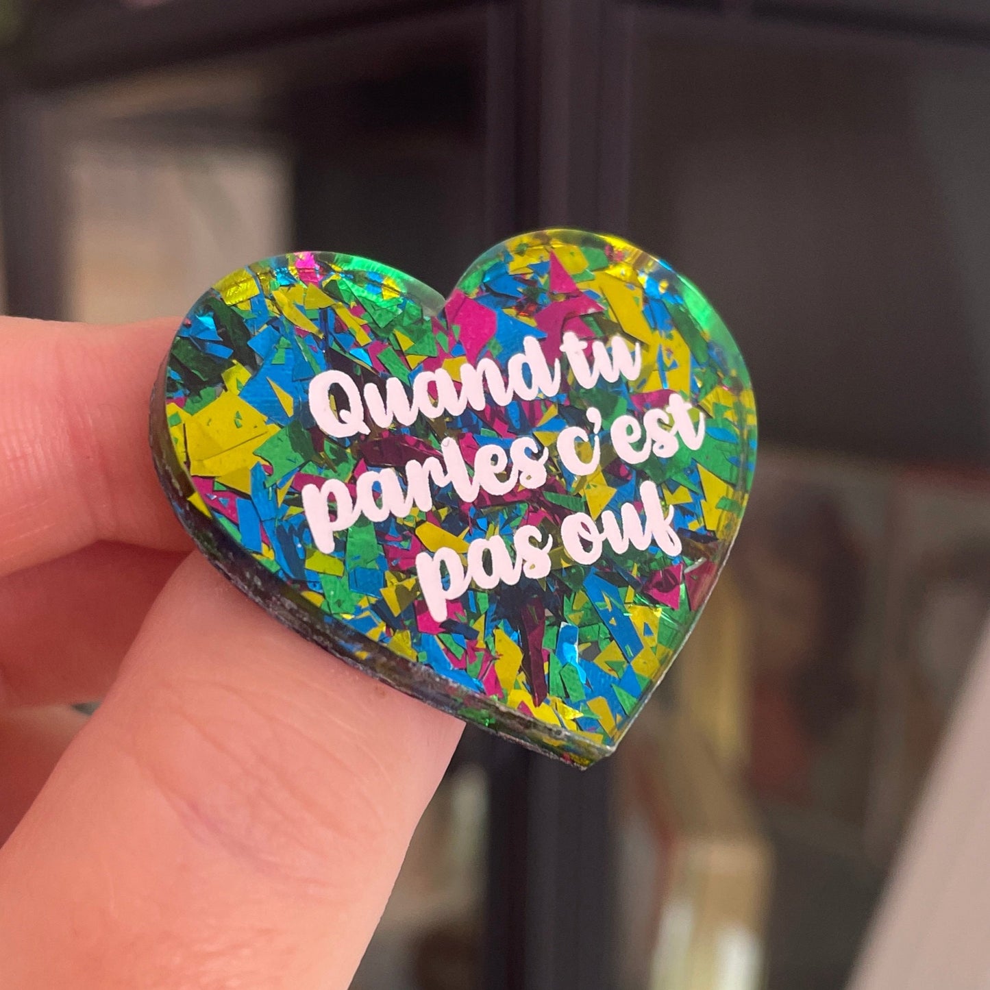 [CONTRÔLE TECHNIQUE] Broche "Quand tu parles c'est pas ouf" en acrylique transparente à gros confettis verts, roses, jaunes et bleus