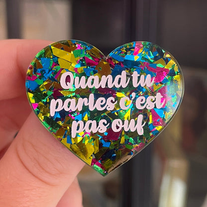 [CONTRÔLE TECHNIQUE] Broche "Quand tu parles c'est pas ouf" en acrylique transparente à gros confettis verts, roses, jaunes et bleus