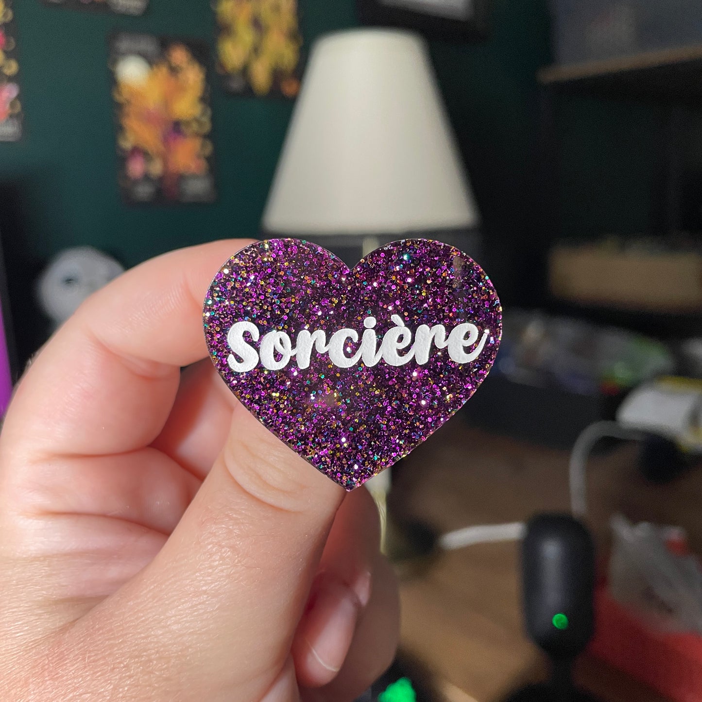 Broche "Sorcière" en acrylique à paillettes violettes