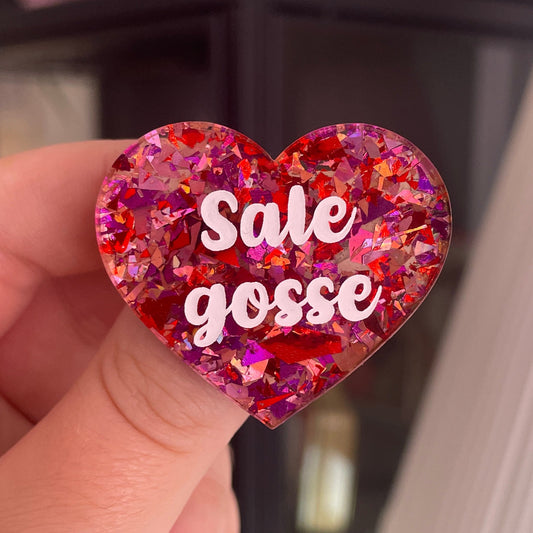 [CONTRÔLE TECHNIQUE] Broche "Sale gosse" en acrylique transparente avec des confettis rouges et roses
