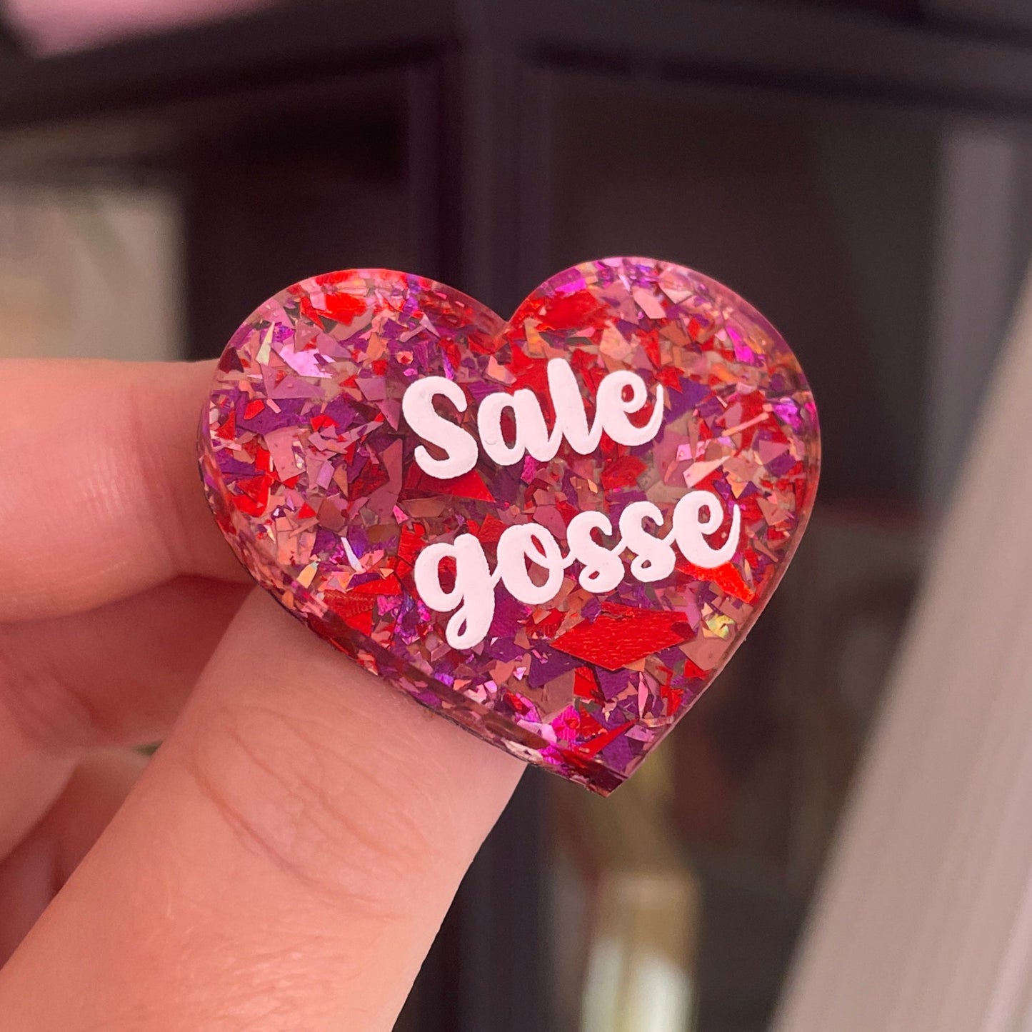 [CONTRÔLE TECHNIQUE] Broche "Sale gosse" en acrylique transparente avec des confettis rouges et roses