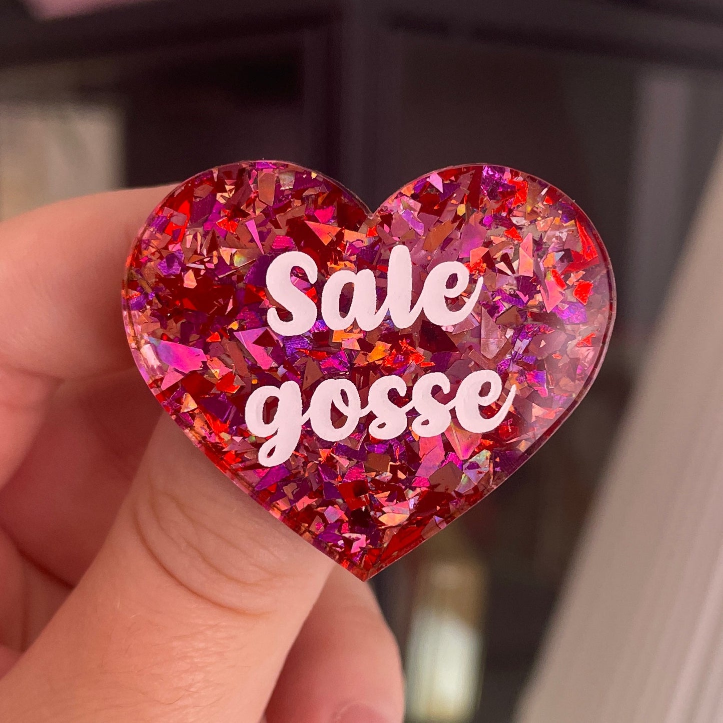 [CONTRÔLE TECHNIQUE] Broche "Sale gosse" en acrylique transparente avec des confettis rouges et roses
