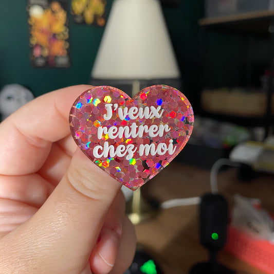 Broche "J'veux rentrer chez moi" en acrylique semi transparente avec des confettis corail