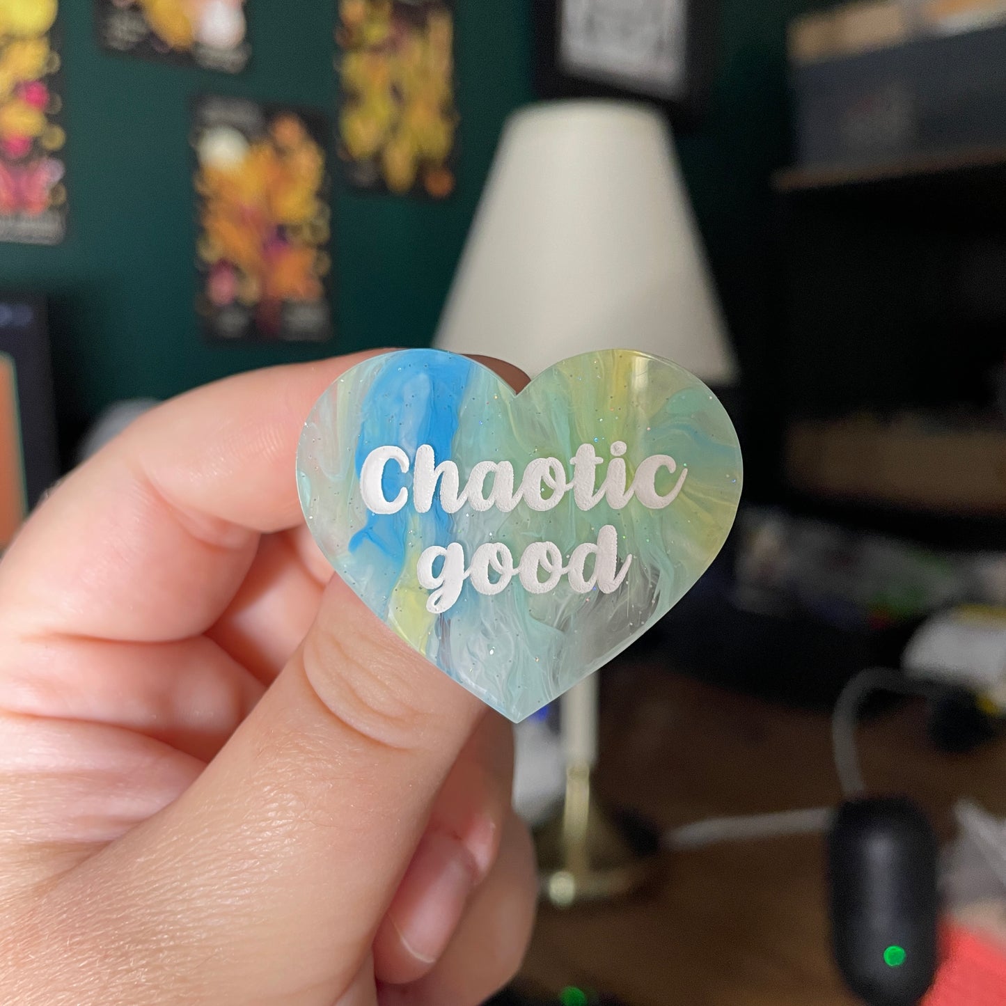Broche "Chaotic good" en acrylique semi transparente marbrée bleue et jaune à paillettes