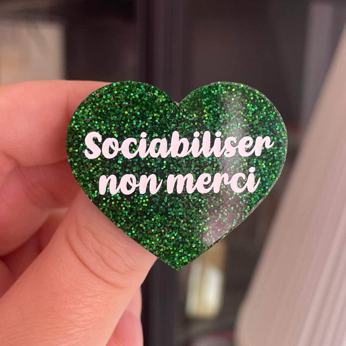 [CONTRÔLE TECHNIQUE] Broche "Sociabiliser non merci" en acrylique à paillettes vertes
