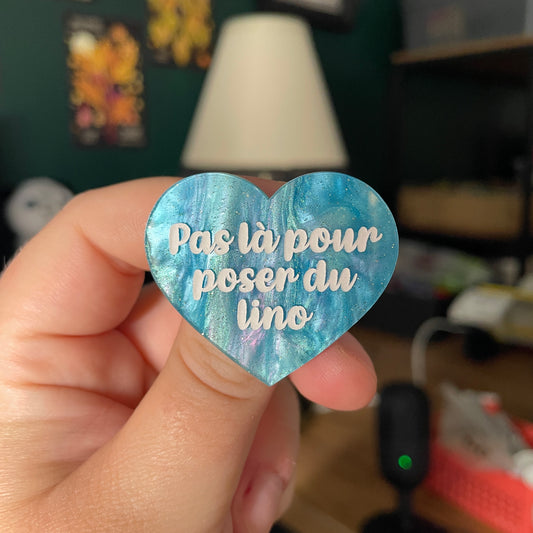 Broche "Pas là pour poser du lino" en acrylique marbrée bleue à paillettes