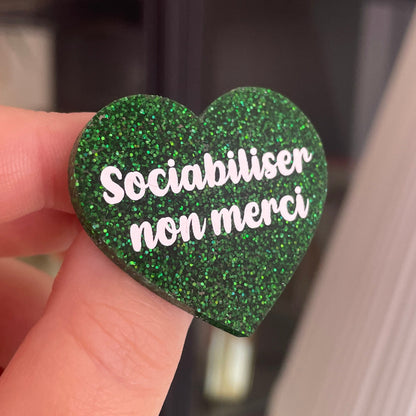 [CONTRÔLE TECHNIQUE] Broche "Sociabiliser non merci" en acrylique à paillettes vertes