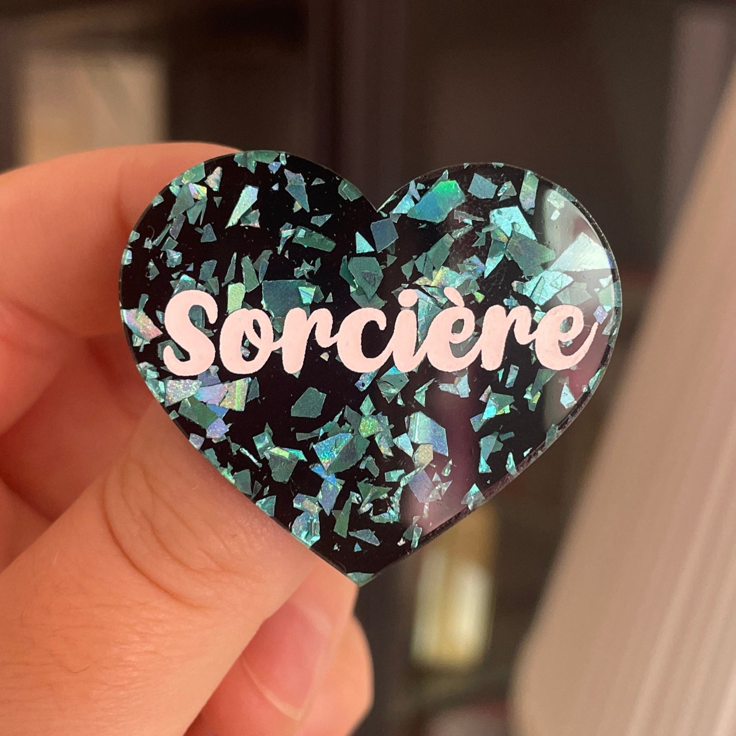 [CONTRÔLE TECHNIQUE] Broche "Sorcière" en acrylique noire avec des éclats de confettis turquoise