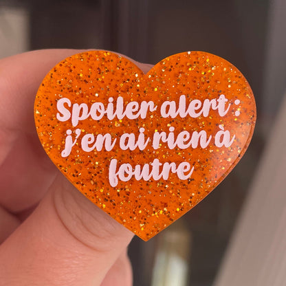 [CONTRÔLE TECHNIQUE] Broche "Spoiler alert : j'en ai rien à foutre" en acrylique japonaise orange à paillettes