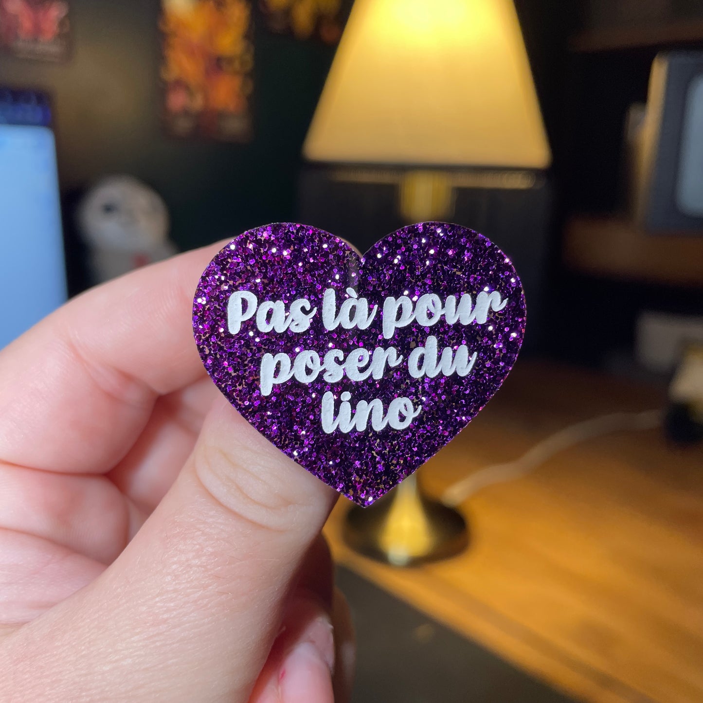 Broche "Pas là pour poser du lino" en acrylique à paillettes violettes