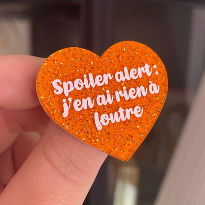 [CONTRÔLE TECHNIQUE] Broche "Spoiler alert : j'en ai rien à foutre" en acrylique japonaise orange à paillettes