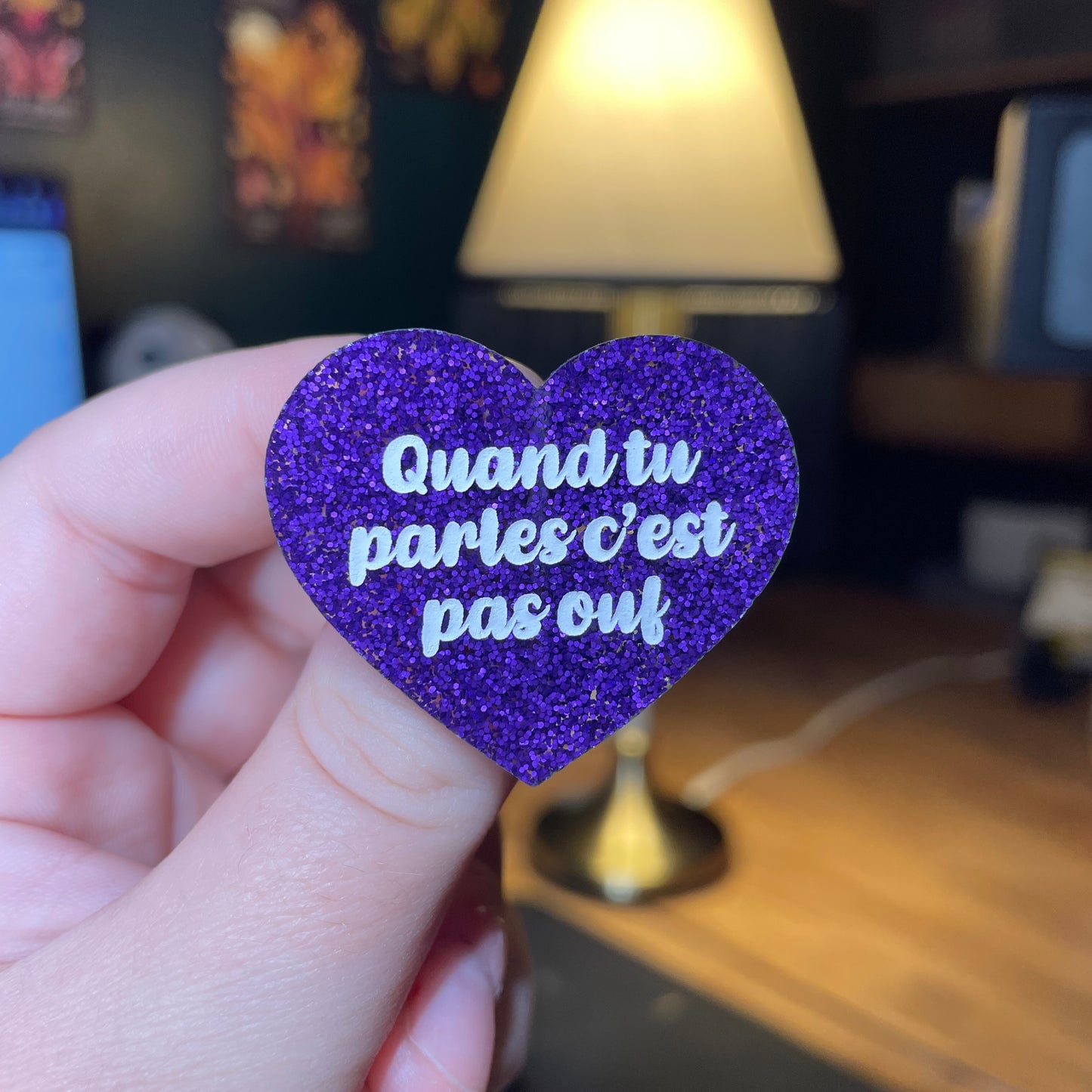 Broche "Quand tu parles c'est pas ouf" en acrylique à paillettes violettes