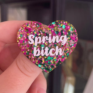 [CONTRÔLE TECHNIQUE] Broche "Spring bitch" en acrylique semi-transparente avec des pois roses, verts et dorés