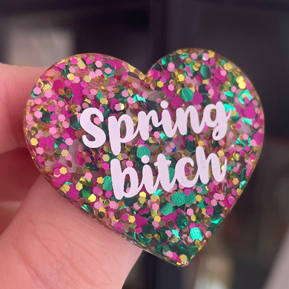 [CONTRÔLE TECHNIQUE] Broche "Spring bitch" en acrylique semi-transparente avec des pois roses, verts et dorés