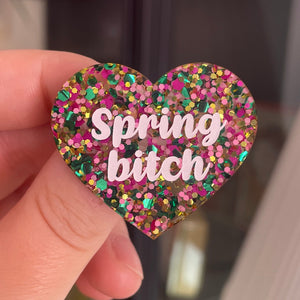 [CONTRÔLE TECHNIQUE] Broche "Spring bitch" en acrylique semi-transparente avec des pois roses, verts et dorés