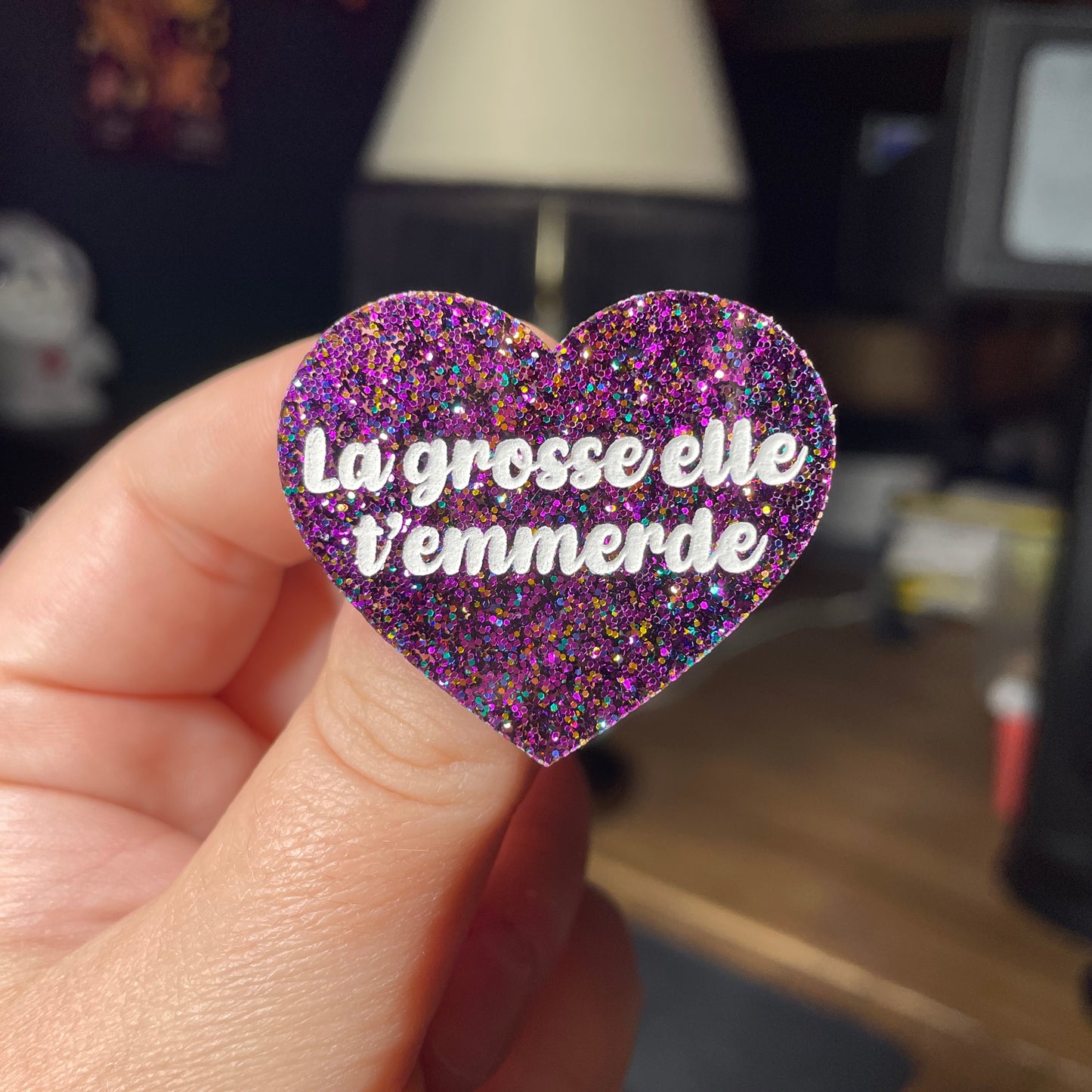 Broche "La grosse elle t'emmerde" en acrylique à paillettes violettes