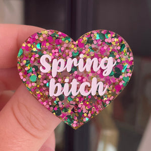 [CONTRÔLE TECHNIQUE] Broche "Spring bitch" en acrylique semi-transparente avec des pois roses, verts et dorés