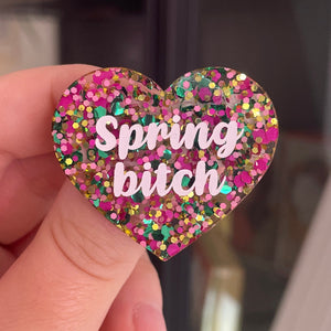 [CONTRÔLE TECHNIQUE] Broche "Spring bitch" en acrylique semi-transparente avec des pois roses, verts et dorés