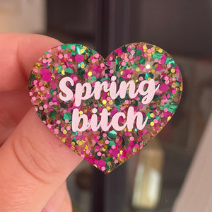 [CONTRÔLE TECHNIQUE] Broche "Spring bitch" en acrylique semi-transparente avec des pois roses, verts et dorés