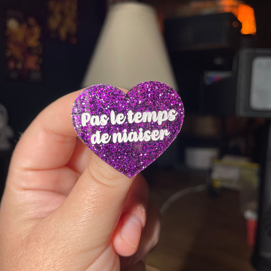 Broche "Pas le temps de niaiser" en acrylique à paillettes violettes