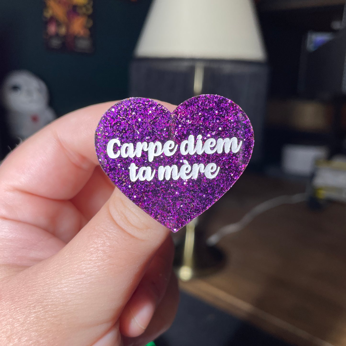 Broche "Carpe diem ta mère" en acrylique à paillettes violettes