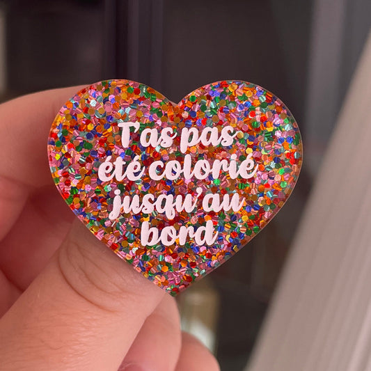 [CONTRÔLE TECHNIQUE] Broche "T'as pas été colorié jusqu'au bord" en acrylique à paillettes multicolores
