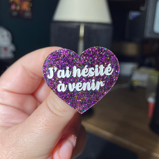 Broche "J'ai hésité à venir" en acrylique à paillettes violettes