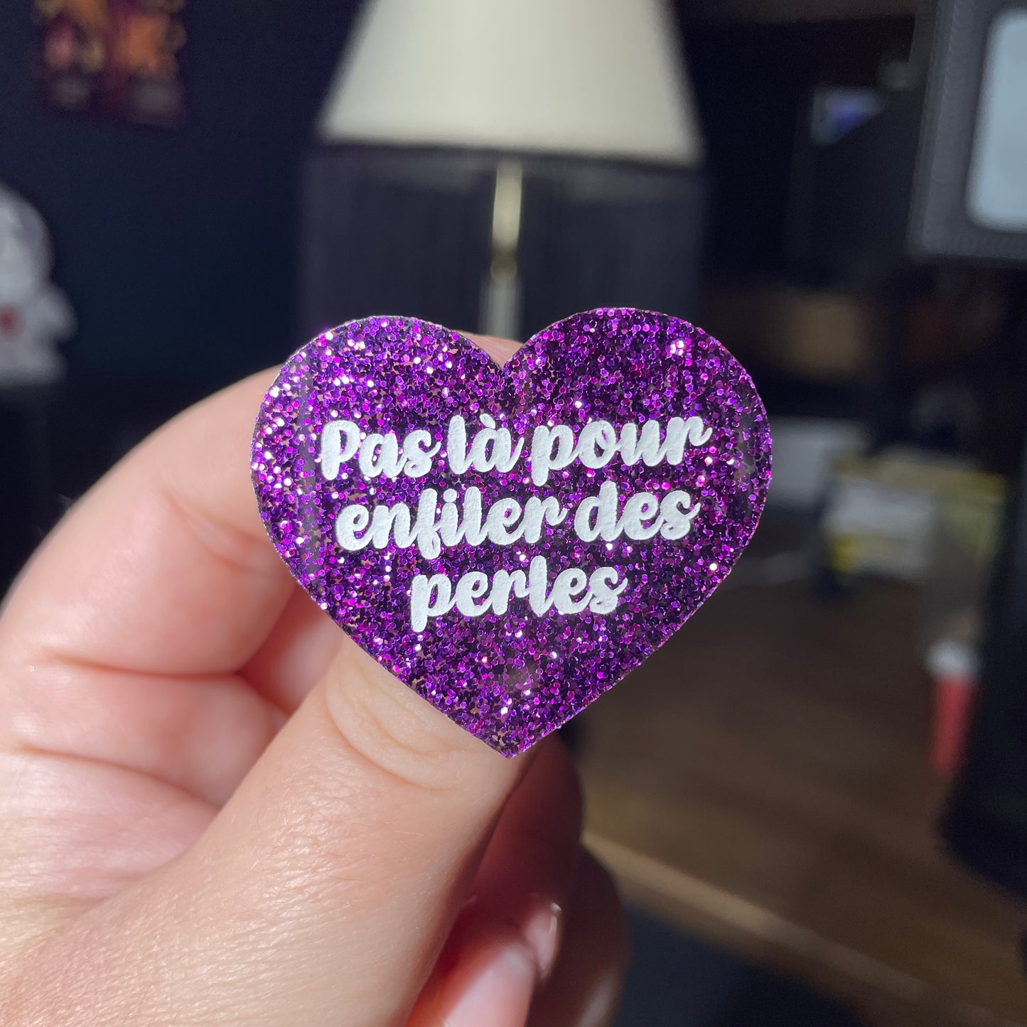 Broche "Pas là pour enfiler des perles" en acrylique à paillettes violettes