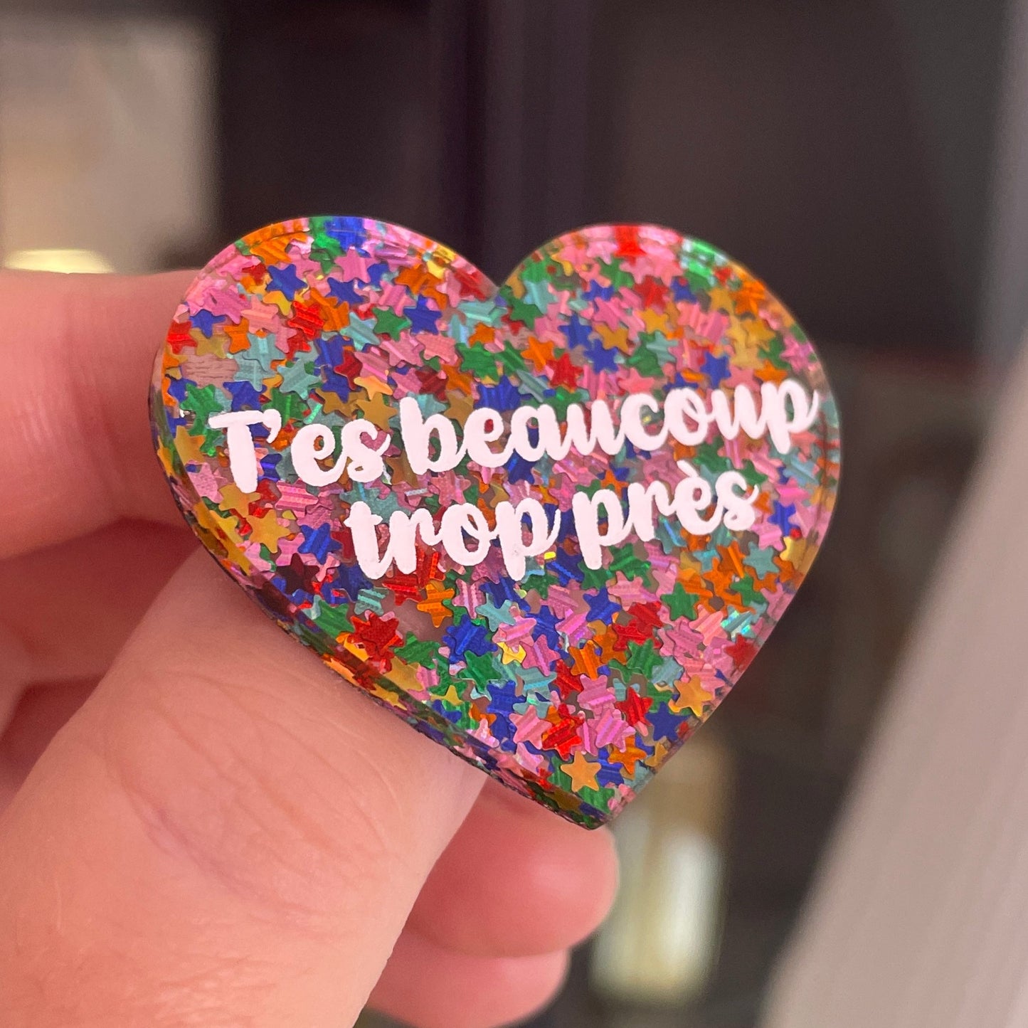 [CONTRÔLE TECHNIQUE] Broche "T'es beaucoup trop près" en acrylique semi-transparente avec des confettis étoiles multicolores