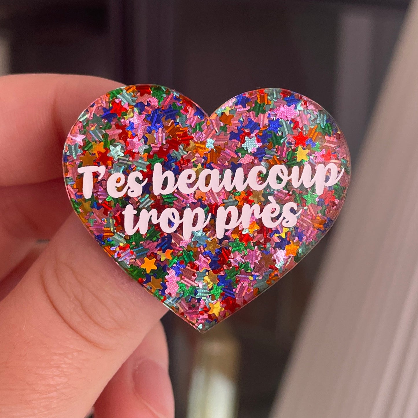[CONTRÔLE TECHNIQUE] Broche "T'es beaucoup trop près" en acrylique semi-transparente avec des confettis étoiles multicolores