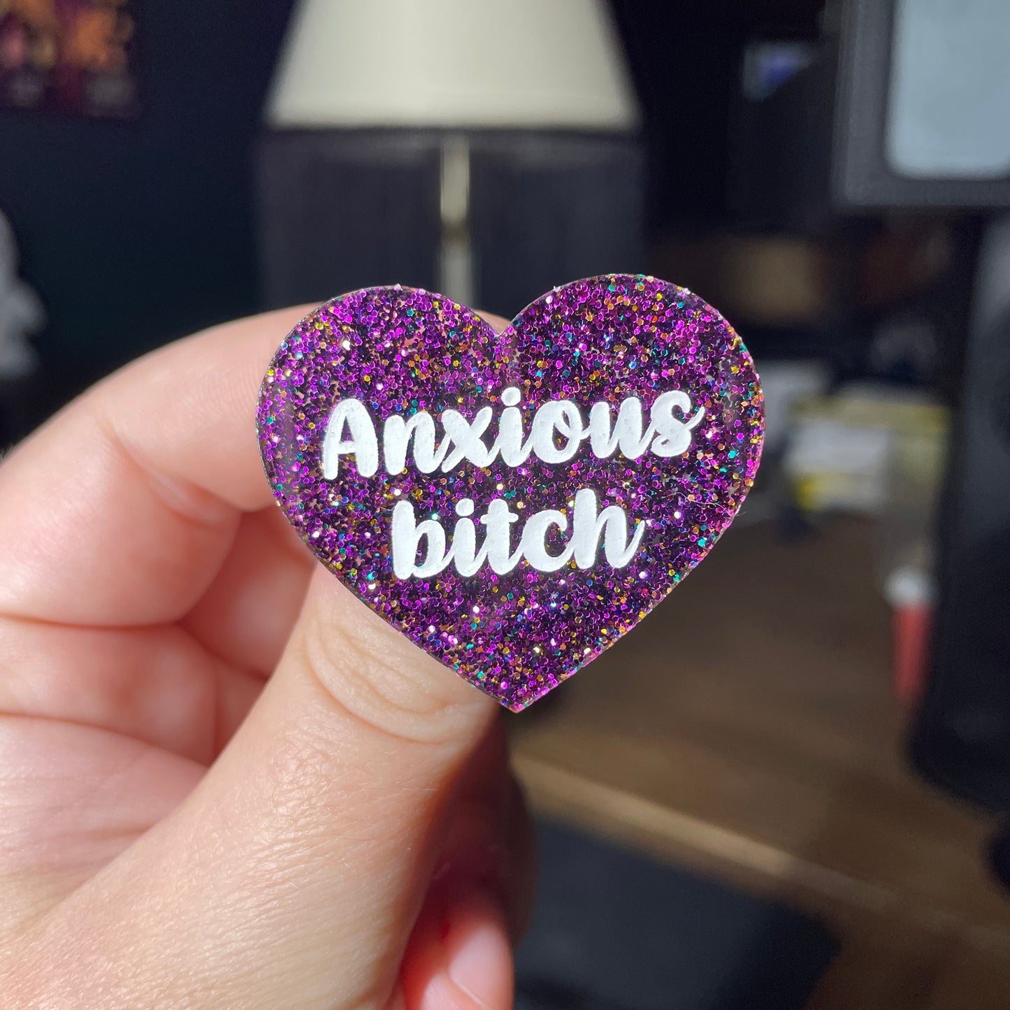 Broche "Anxious bitch" en acrylique à paillettes violettes