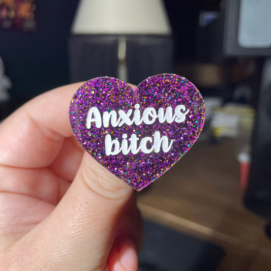 Broche "Anxious bitch" en acrylique à paillettes violettes