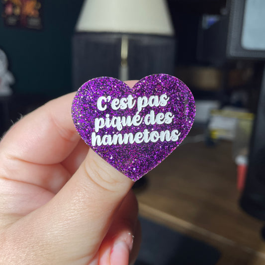 Broche "C'est pas piqué des hannetons" en acrylique à paillettes violettes