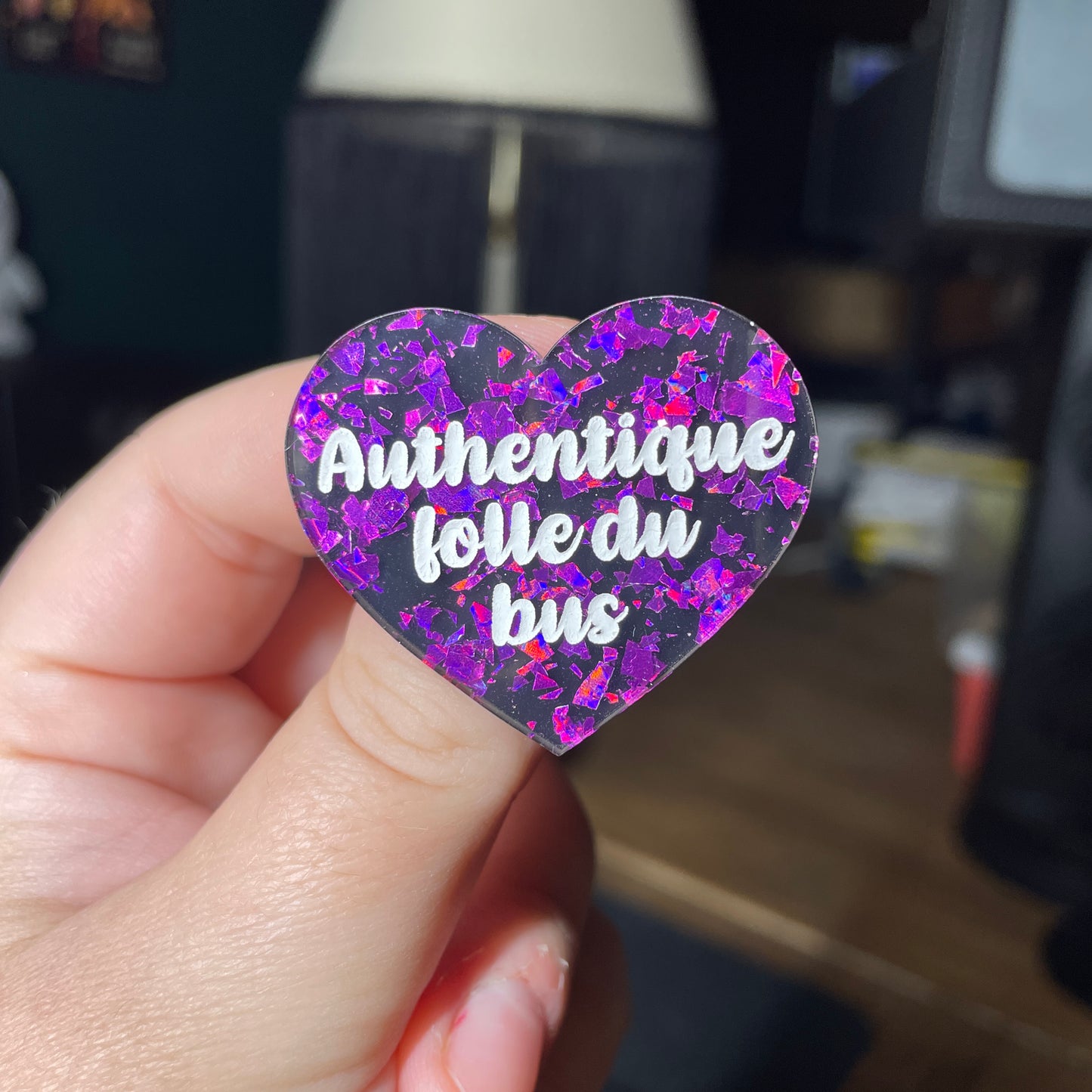 Broche "Authentique folle du bus" en acrylique noire avec des éclats de confettis violets