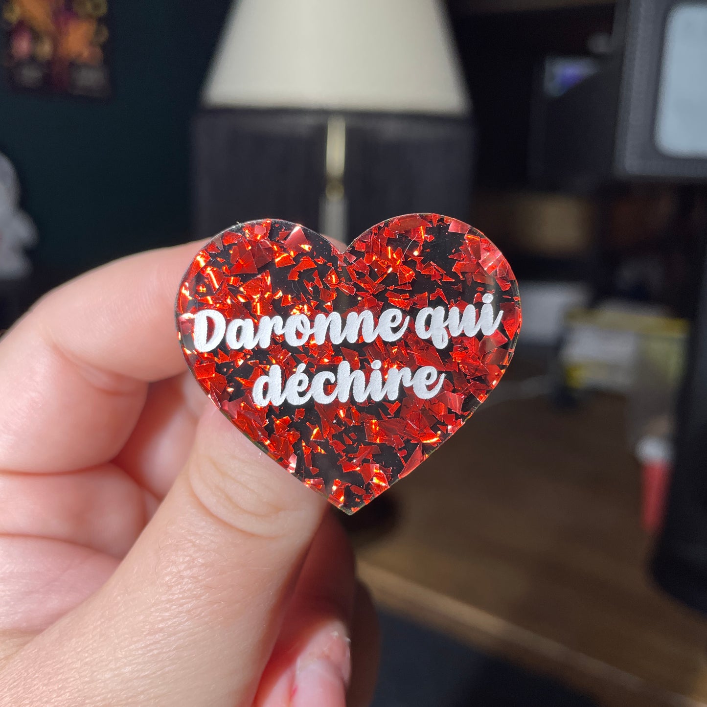 Broche "Daronne qui déchire" en acrylique noire avec des éclats de confettis rouges