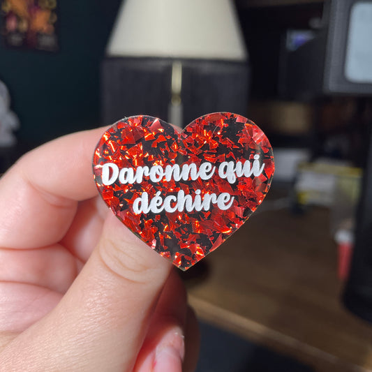 Broche "Daronne qui déchire" en acrylique noire avec des éclats de confettis rouges