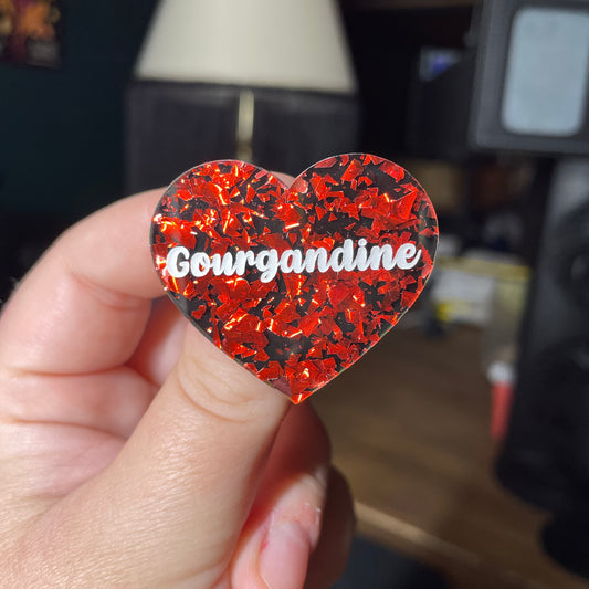 Broche "Gourgandine" en acrylique noire avec des éclats de confettis rouges