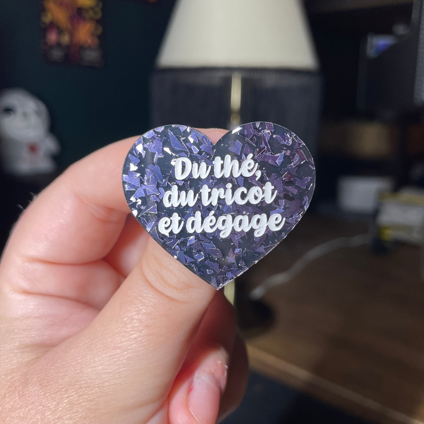 Broche "Du thé, du tricot et dégage" en acrylique noire avec des éclats de confettis gris