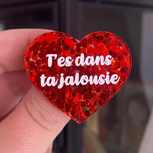 [CONTRÔLE TECHNIQUE] Broche "T'es dans ta jalousie" en acrylique semi transparente avec des confettis rouges