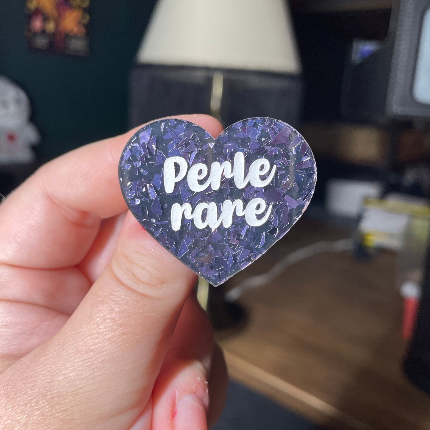 Broche "Perle rare" en acrylique noire avec des éclats de confettis gris