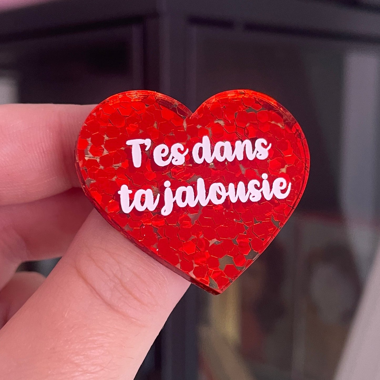 [CONTRÔLE TECHNIQUE] Broche "T'es dans ta jalousie" en acrylique semi transparente avec des confettis rouges