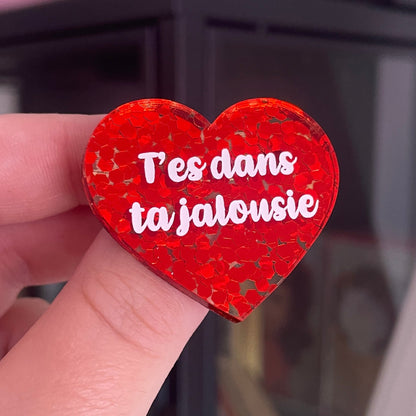 [CONTRÔLE TECHNIQUE] Broche "T'es dans ta jalousie" en acrylique semi transparente avec des confettis rouges