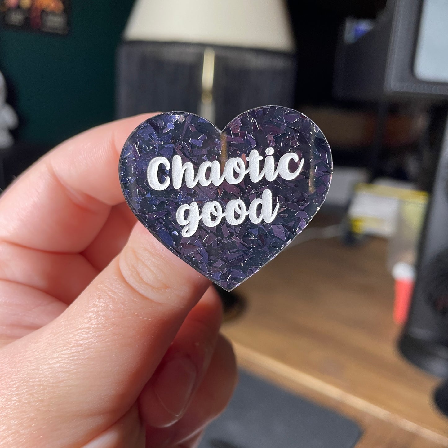 Broche "Chaotic good" en acrylique noire avec des éclats de confettis gris