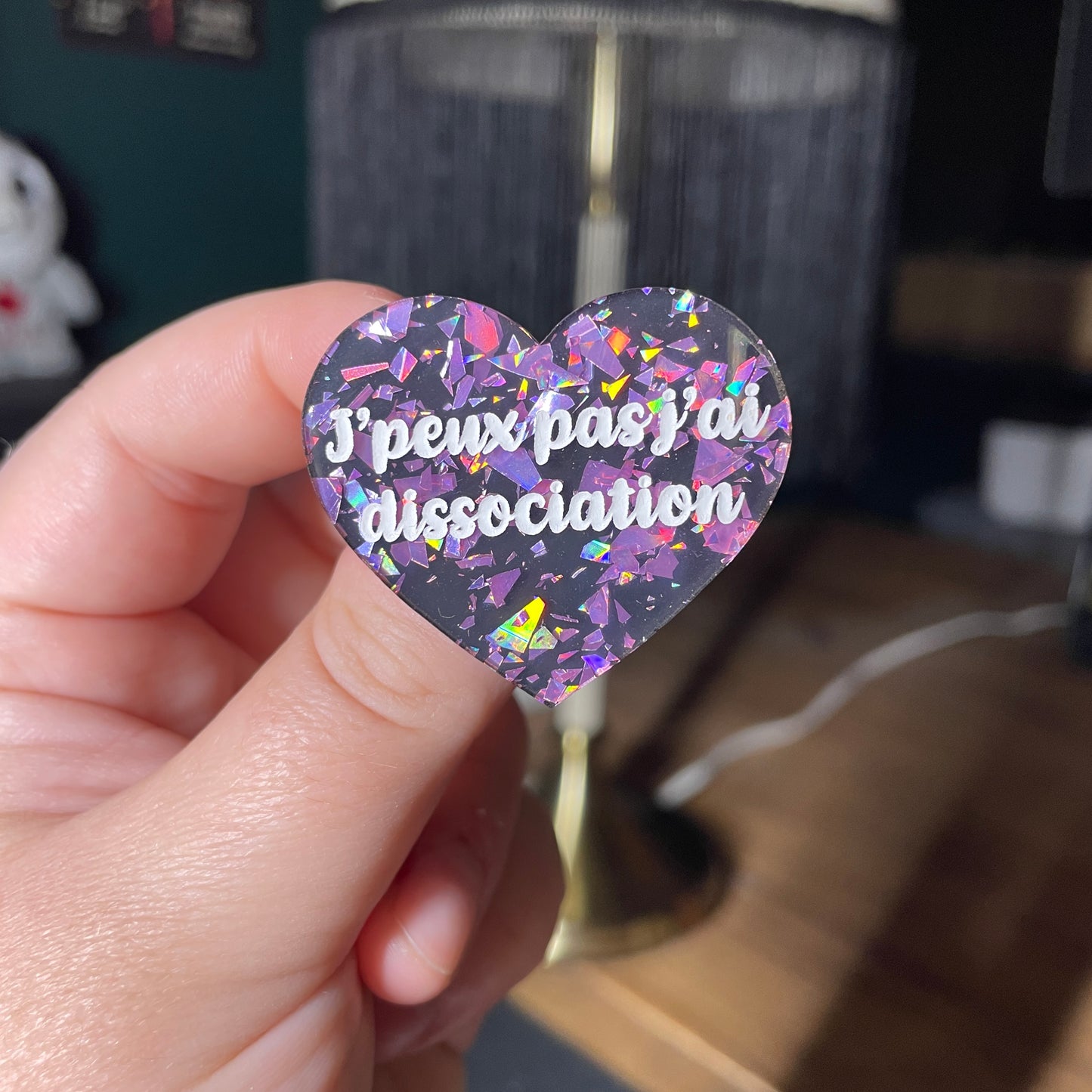 Broche "J'peux pas j'ai dissociation" en acrylique noire avec des éclats de confettis roses