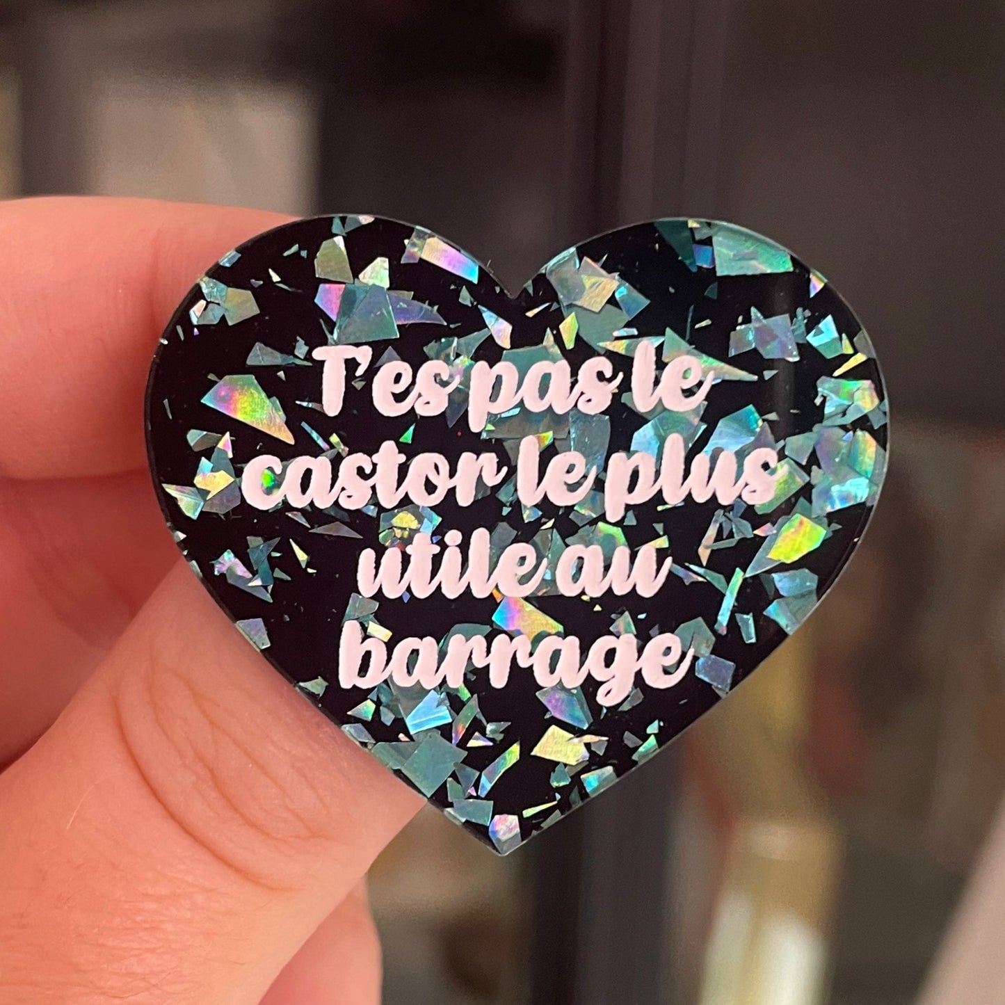 [CONTRÔLE TECHNIQUE] Broche "T'es pas le castor le plus utile au barrage" en acrylique noire avec des éclats de confettis turquoise