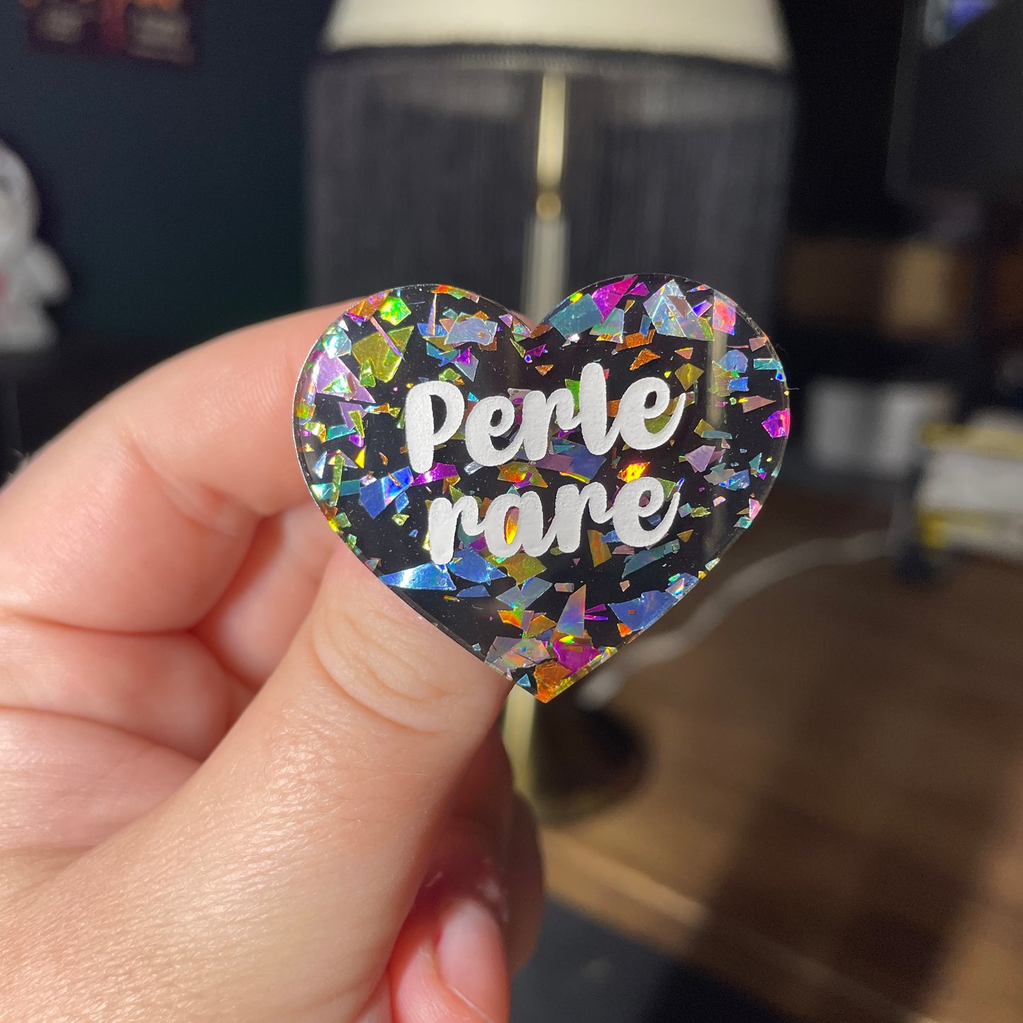 Broche "Perle rare" en acrylique noire avec des éclats de confettis multicolores