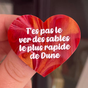 [CONTRÔLE TECHNIQUE] Broche "T'es pas le ver des sables le plus rapide de Dune" en acrylique marbrée rouge, dorée et blanche