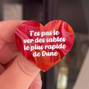 [CONTRÔLE TECHNIQUE] Broche "T'es pas le ver des sables le plus rapide de Dune" en acrylique marbrée rouge, dorée et blanche